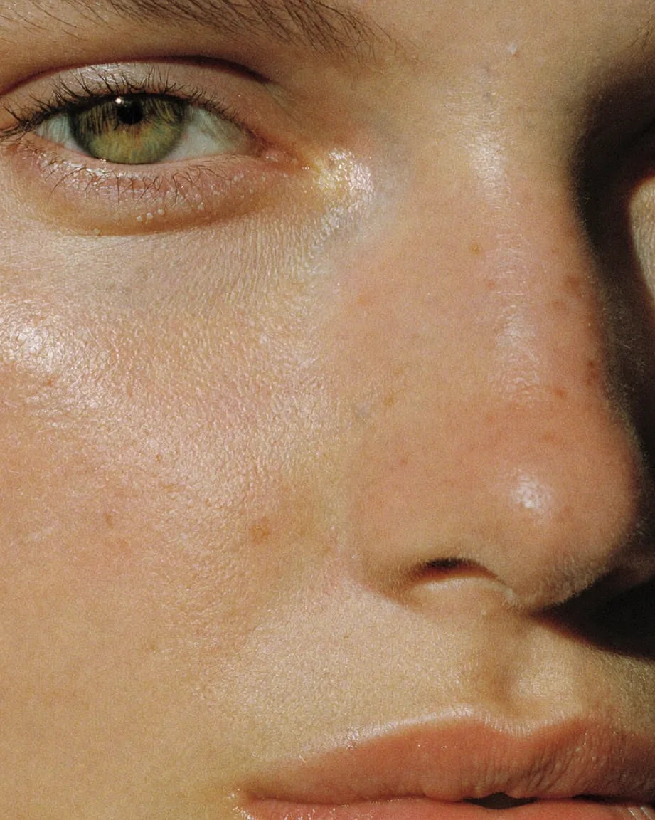 Visage en gros plan, peau naturelle baignée de lumière
