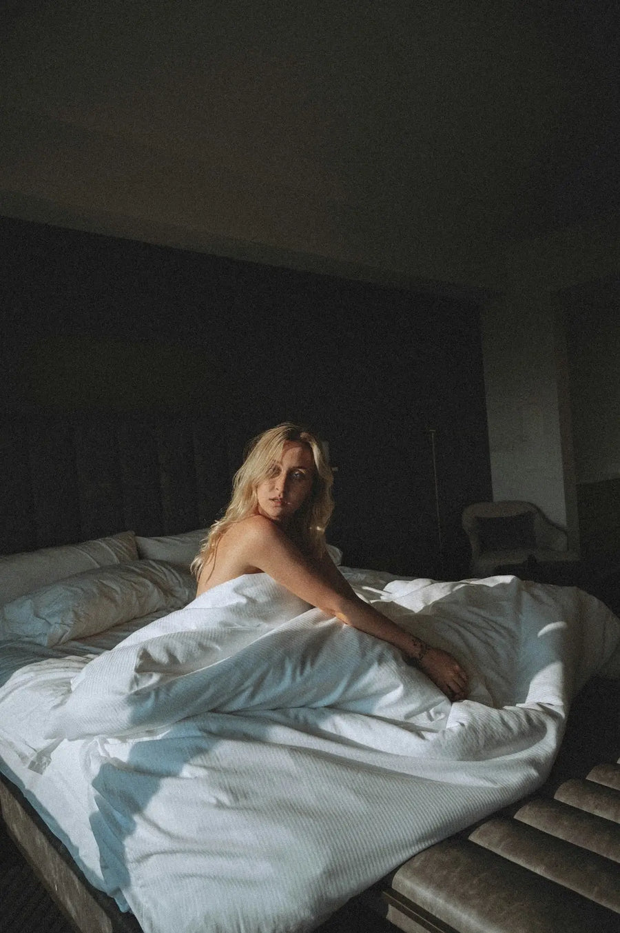 femme lit peau qui démange